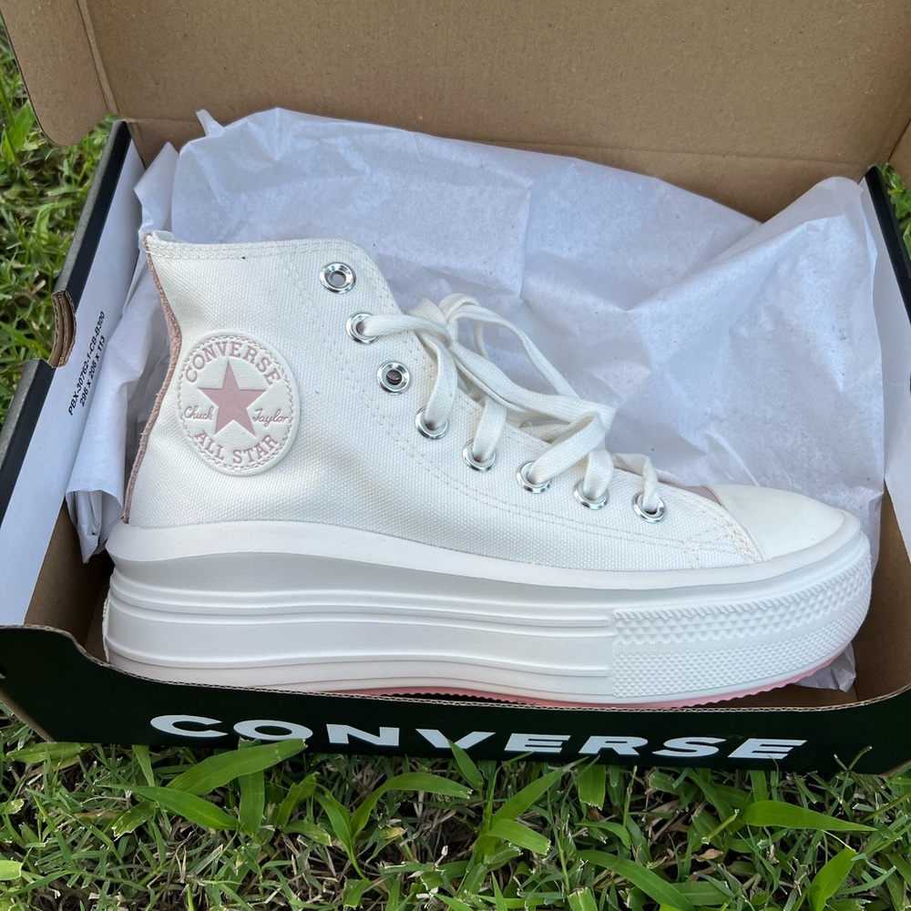 Converse 💕🤍 - Picture 4 of 4